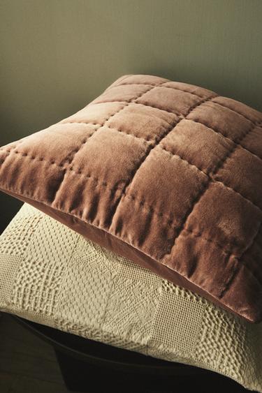 غلاف وسادة مخملي بمربعات للألحفة - وردي الخاص بـ Zara