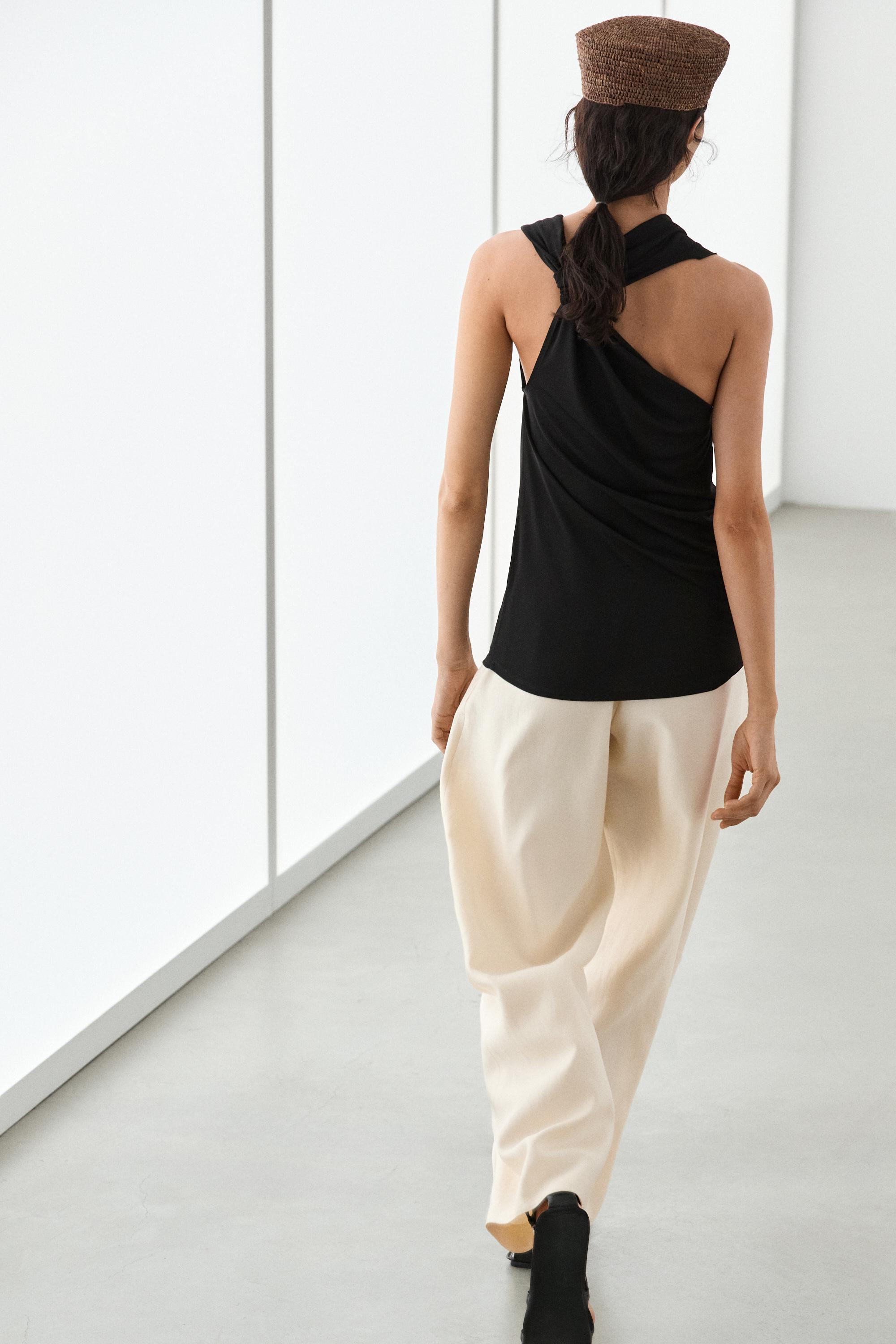 Flowing top with knot detail