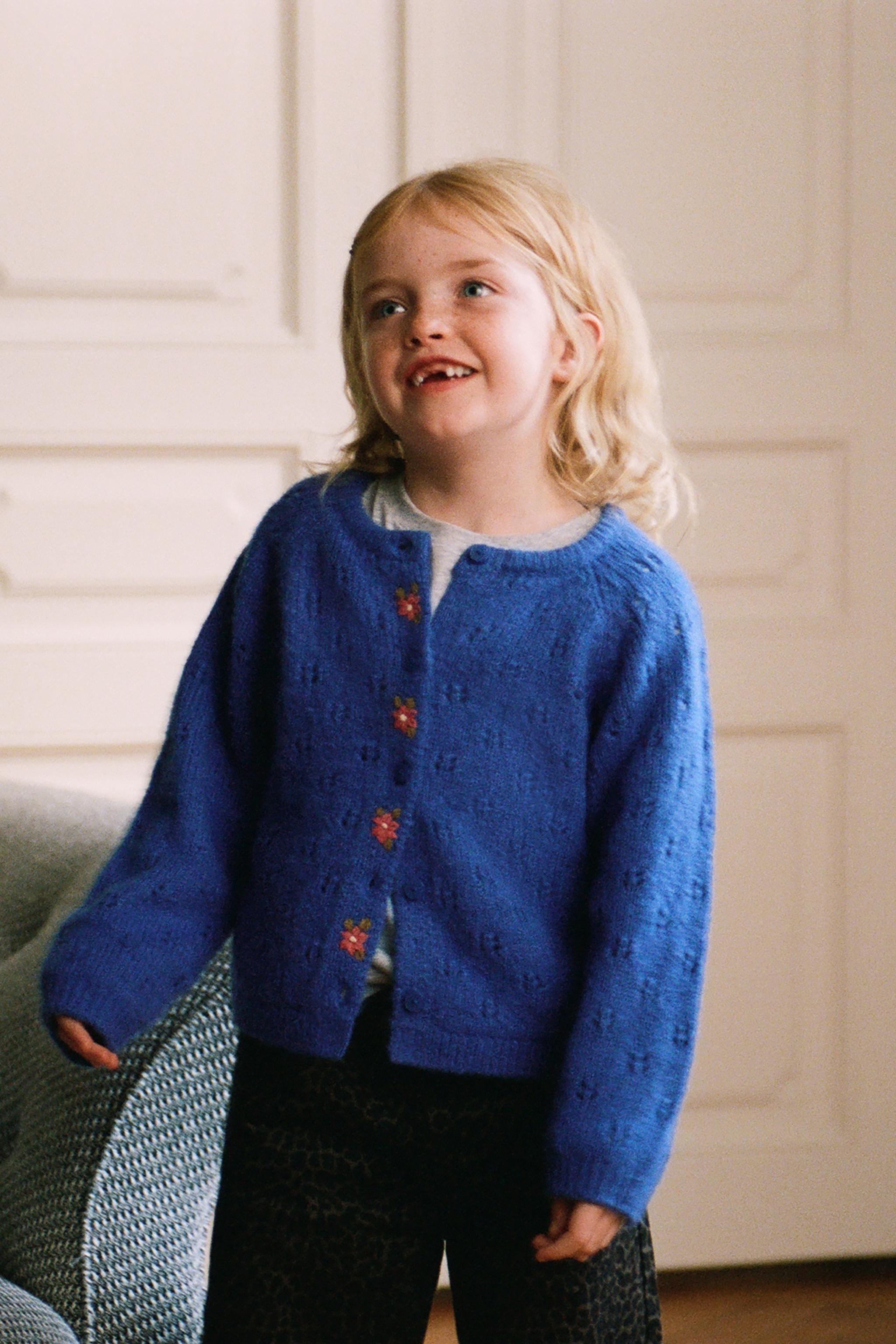 GILET EN MAILLE À FLEURS BRODÉES