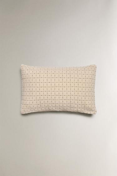 キルティングクッションカバーエクリュZaraのキルティングクッションカバー - エクリュ 