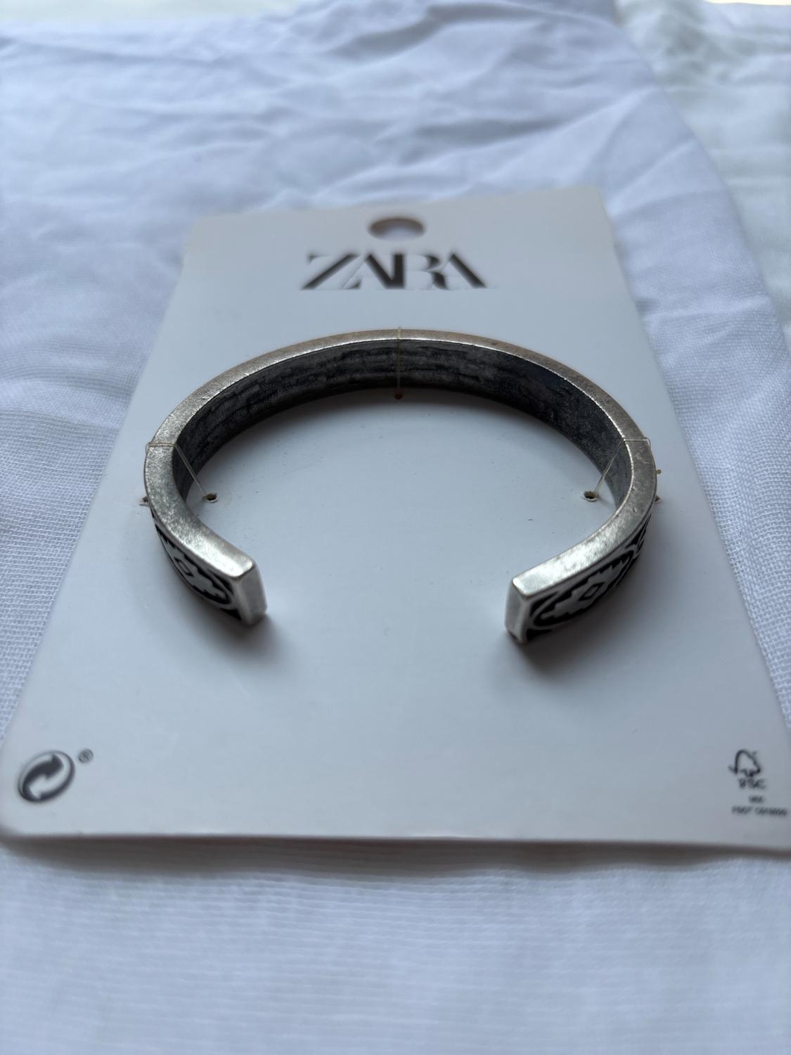 EMBOSSED CUFF BRACELET - Image 4
