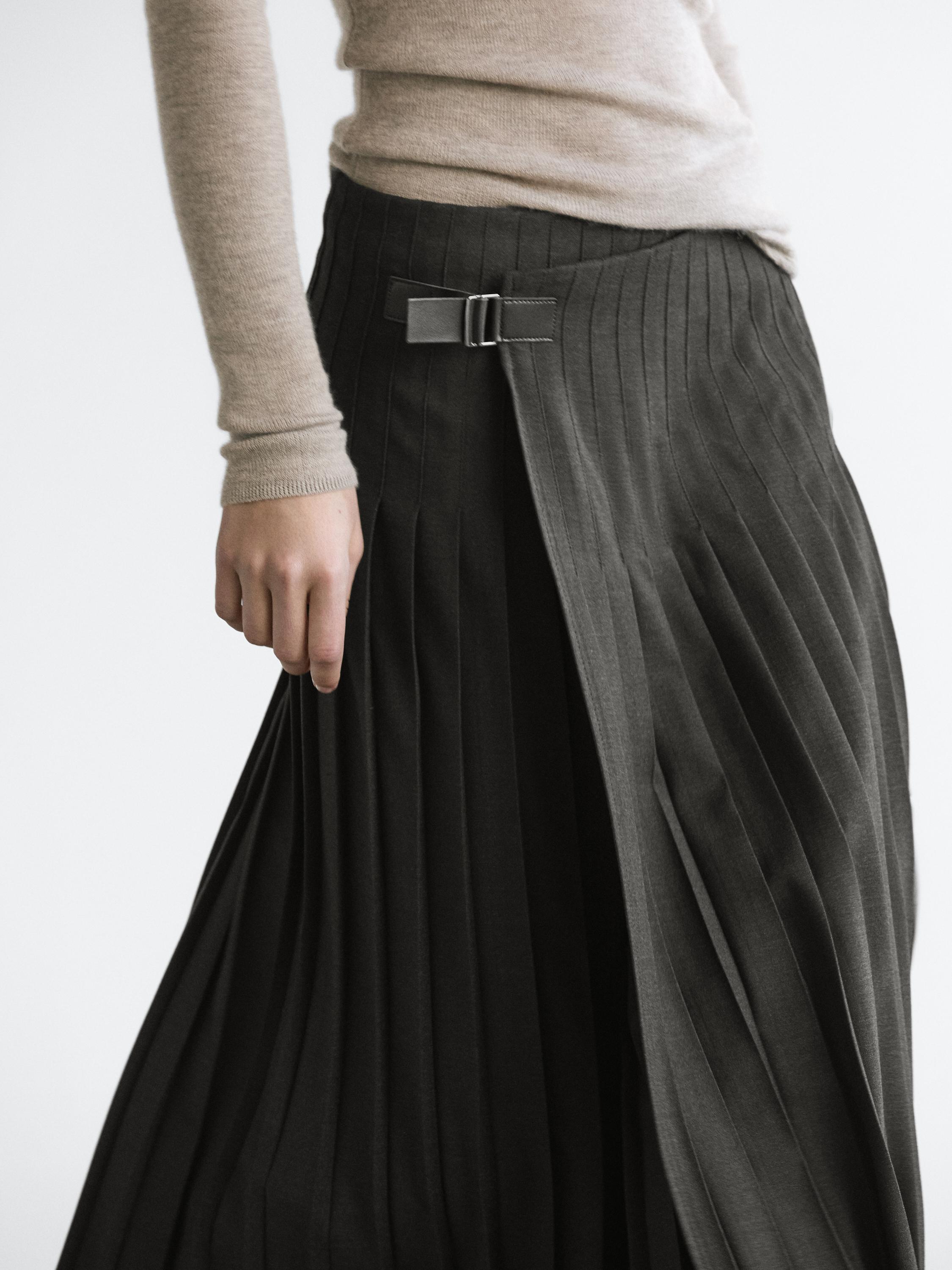 Pleated midi skirt with appliqué