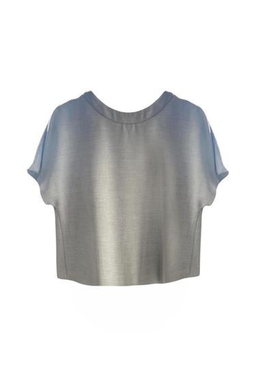 CAMISA GRIS ENCIMA DE CAMISETA BLANCA