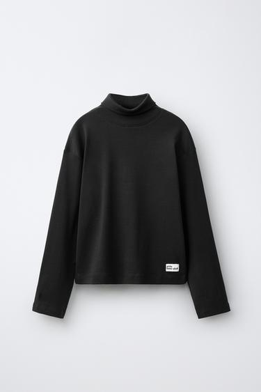 CAMISETA CUELLO VUELTO ETIQUETA - Negro de Zara