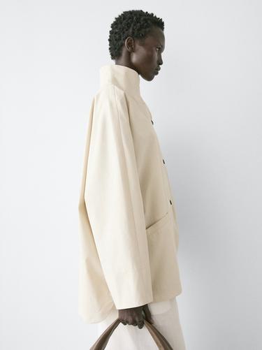 Chaqueta detalle cuello subido - Crudo de Zara