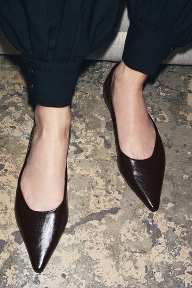 حذاء مسطح مدبب - بني شوكولا الخاص بـ Zara