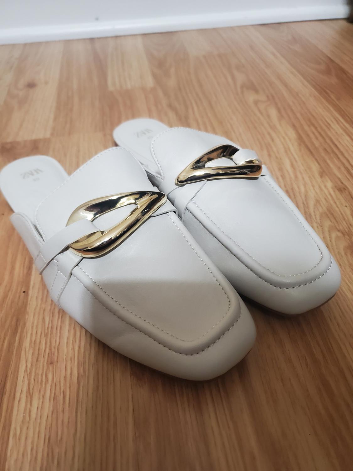MOCASÍN DESTALONADO ADORNO METÁLICO