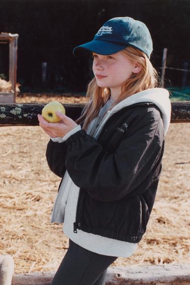 Zara KAČKET SA IZVEZENIM TEKSTOM – Zelena