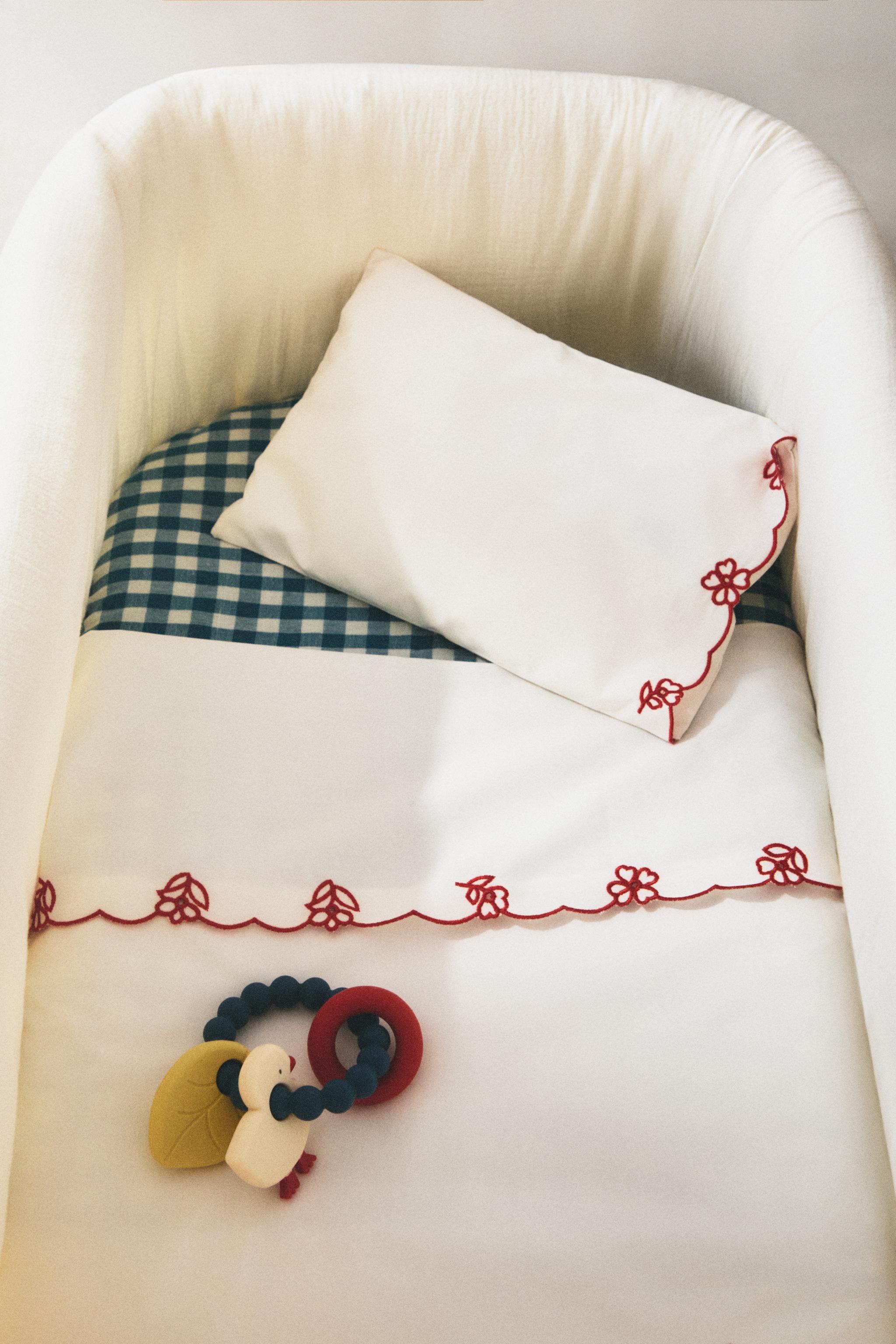 ENSEMBLE TAIE D’OREILLER ET DRAP DE DESSUS LIT BÉBÉ FLEURS BRODÉES