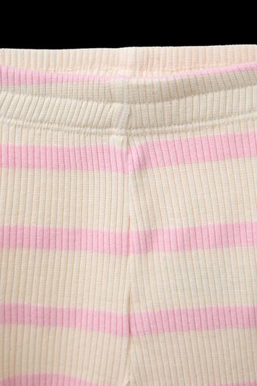SET AUS T-SHIRT MIT KNOTEN UND GESTREIFTER RADLER-LEGGINGS - Rosa von Zara