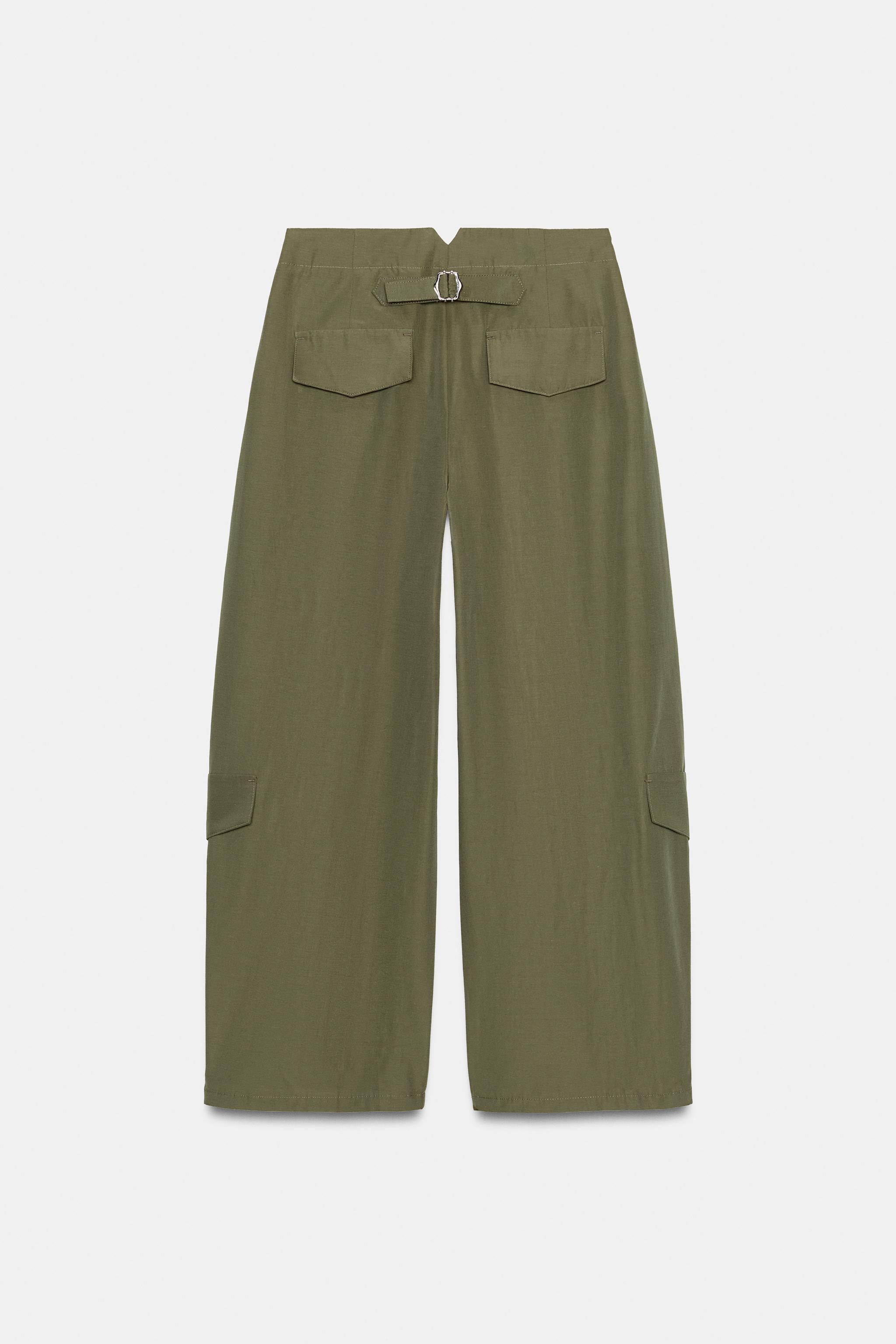 PANTALON À PINCES ET PASSANT AU DOS