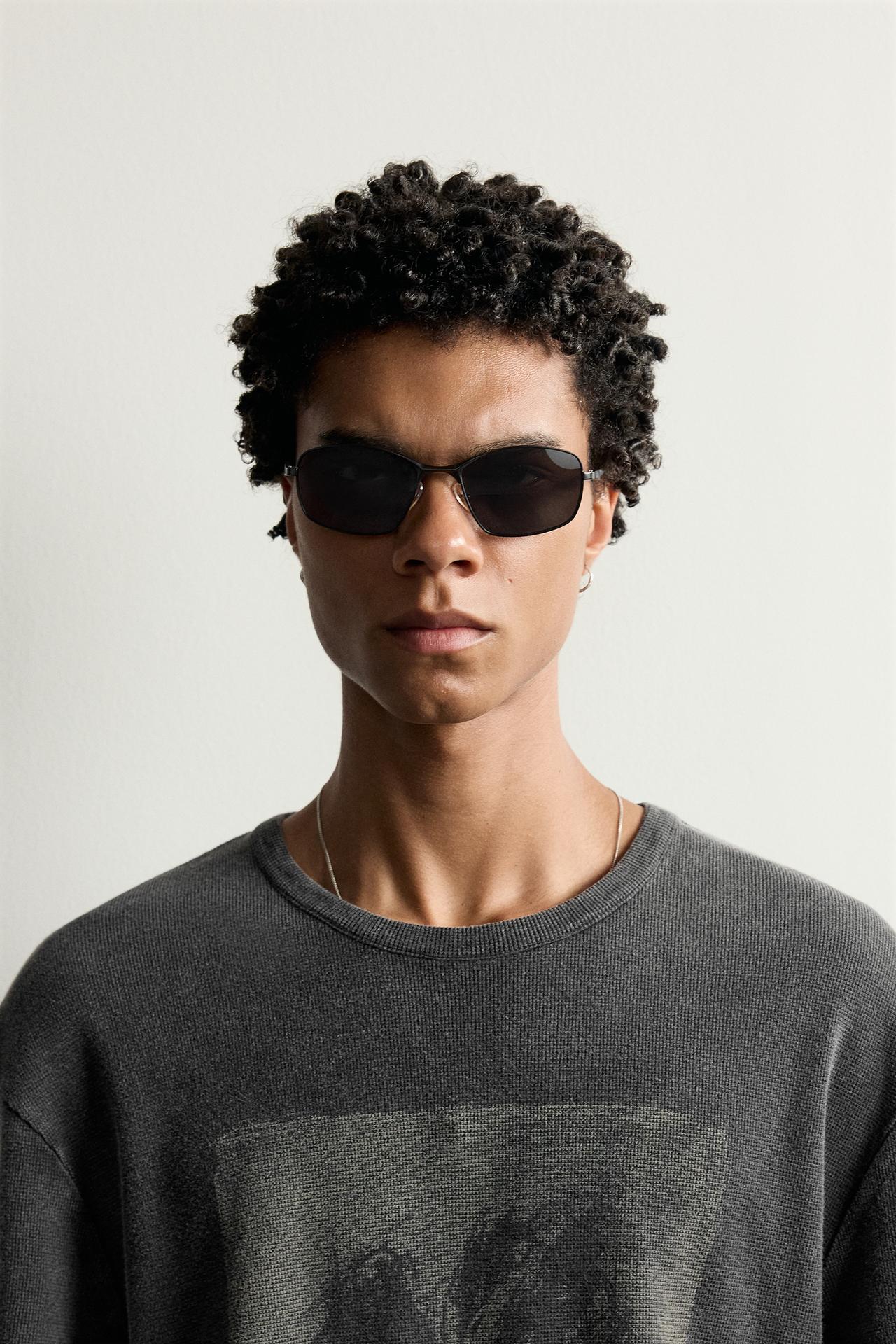 OVAL SUNGLASSES — Black