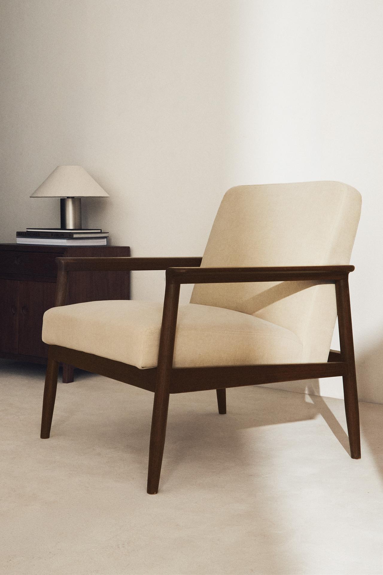 WOOD AND LINEN ACCENT CHAIR — Dark beige