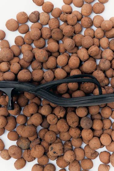 SANDALIA TACÓN KITTEN - Negro de Zara