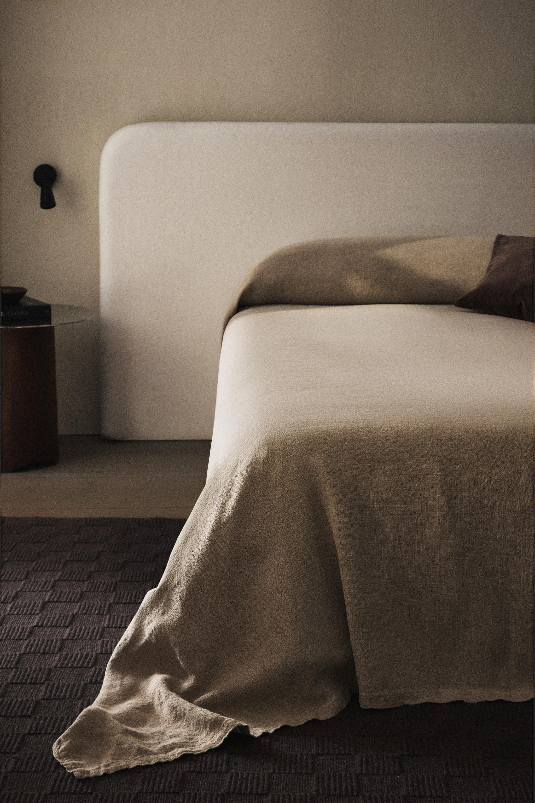 PLAIN FADED LINEN BEDSPREAD
