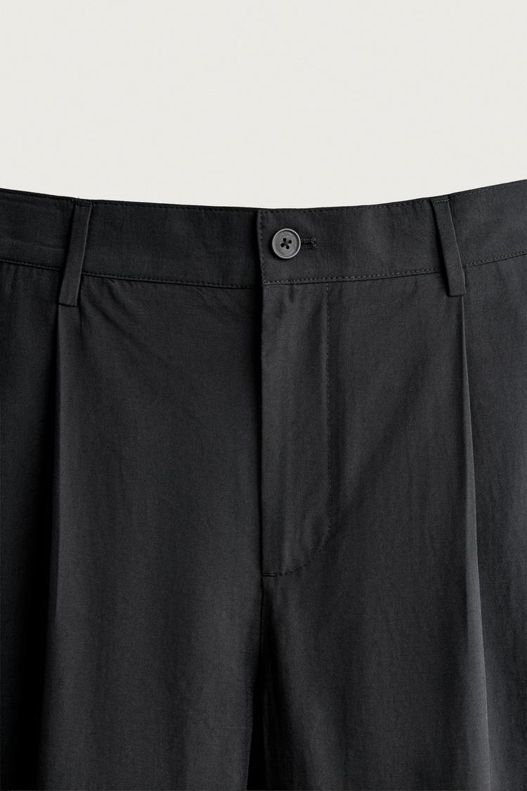 Pantalones fluidos con pliegues corte relajado 8