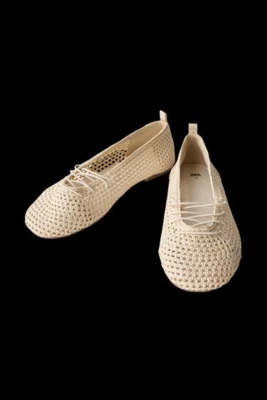 GESCHNÜRTER BALLERINA IM HÄKELDESIGN - Gebrochenes Weiß von Zara