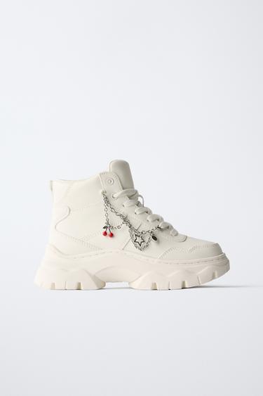 BOTIN DEPORTIVO VOLUMEN CHARMS - Beige de Zara