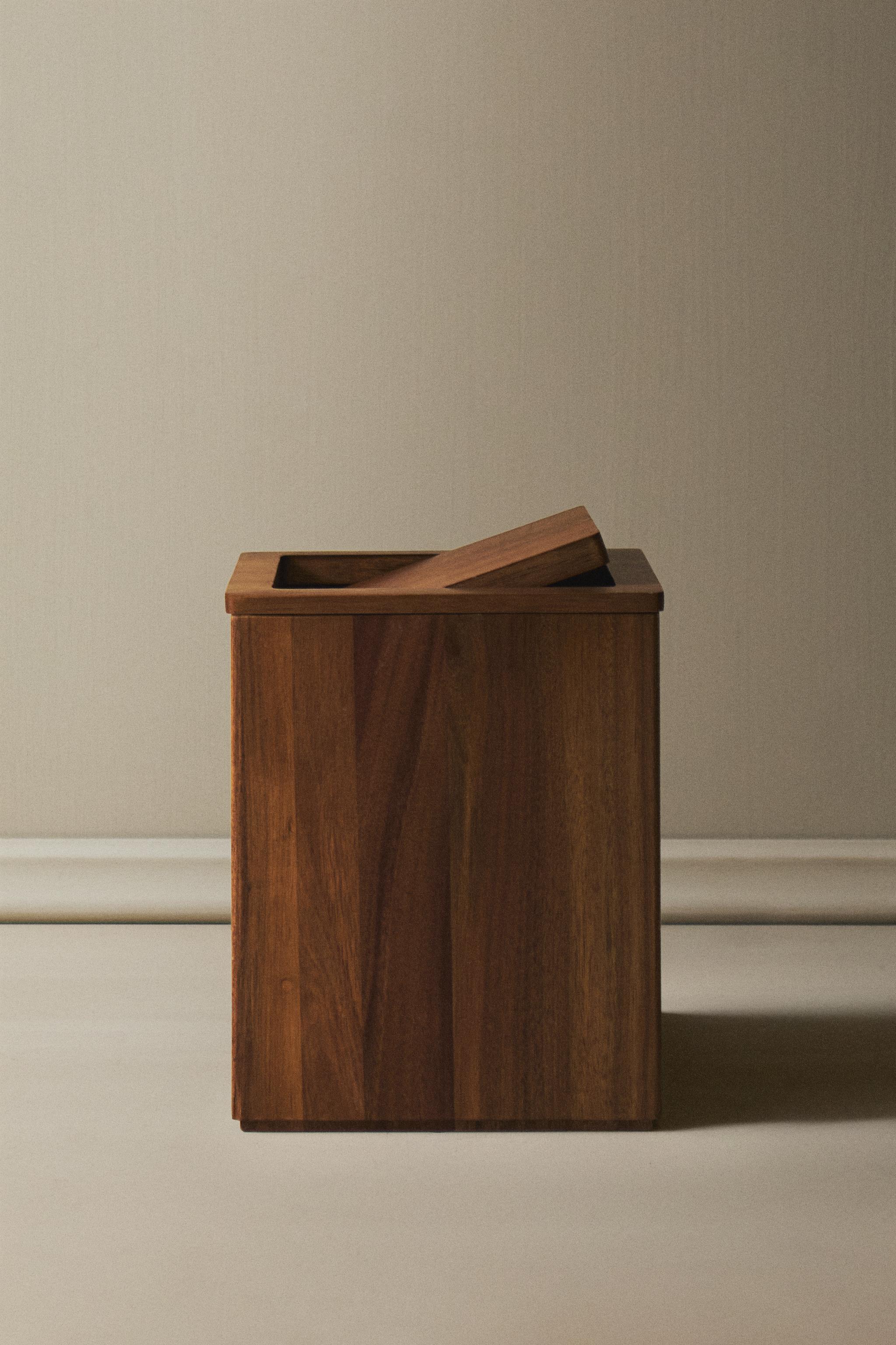 SQUARE WOODEN BATHROOM BIN — Light beige