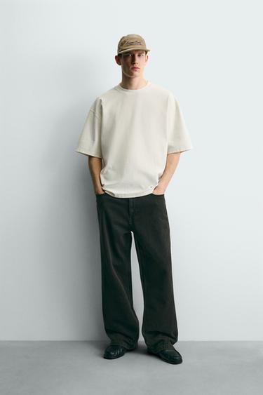 تيشرت أساسي هيكلي - أبيض مكسور الخاص بـ Zara