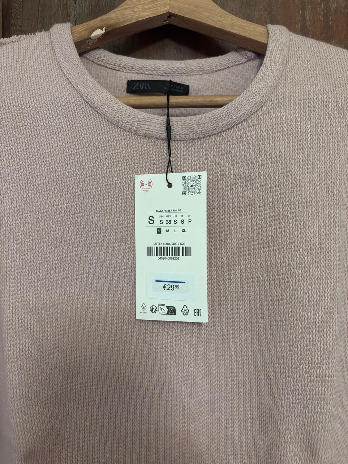 Ροζ πλεκτό τοπ σε κρεμάστρα. Κείμενο: ZARA ΜΕΓΕΘΟΣ / SIZE / TAILLE S USA S MEX 38 UK S IT S BR P ΚΩΔ.: 4090/400/622 €29,95