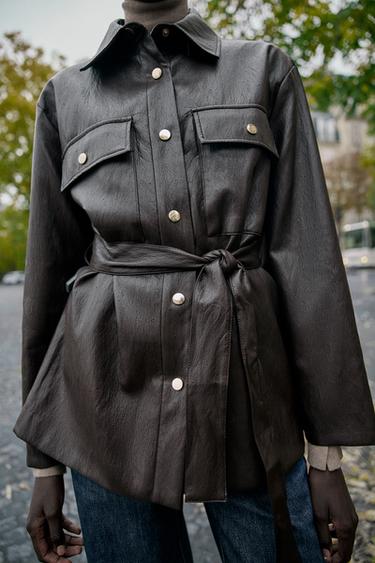 CHAQUETA LARGA EFECTO PIEL CINTURÓN - Marrón de Zara