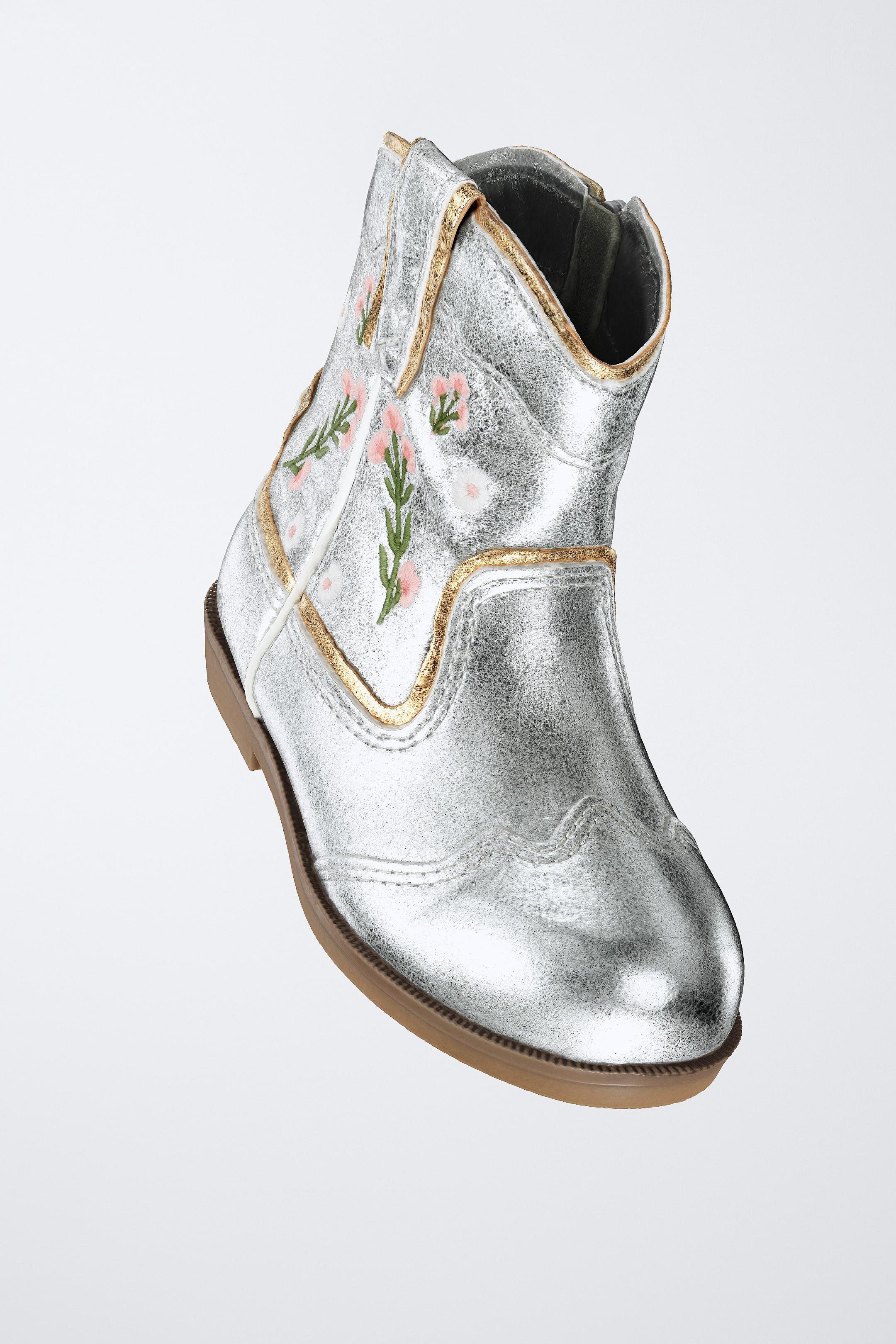 BOTA METALIZADA BORDADOS - Plata de Zara