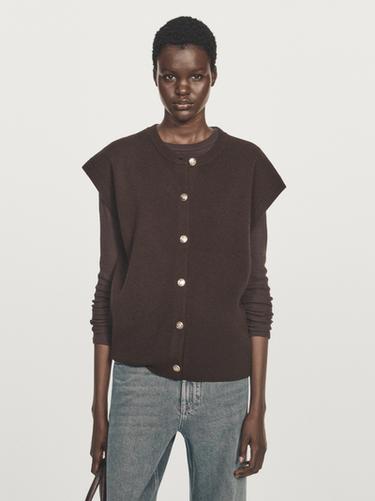 Chaleco punto botones dorados - Chocolate de Zara