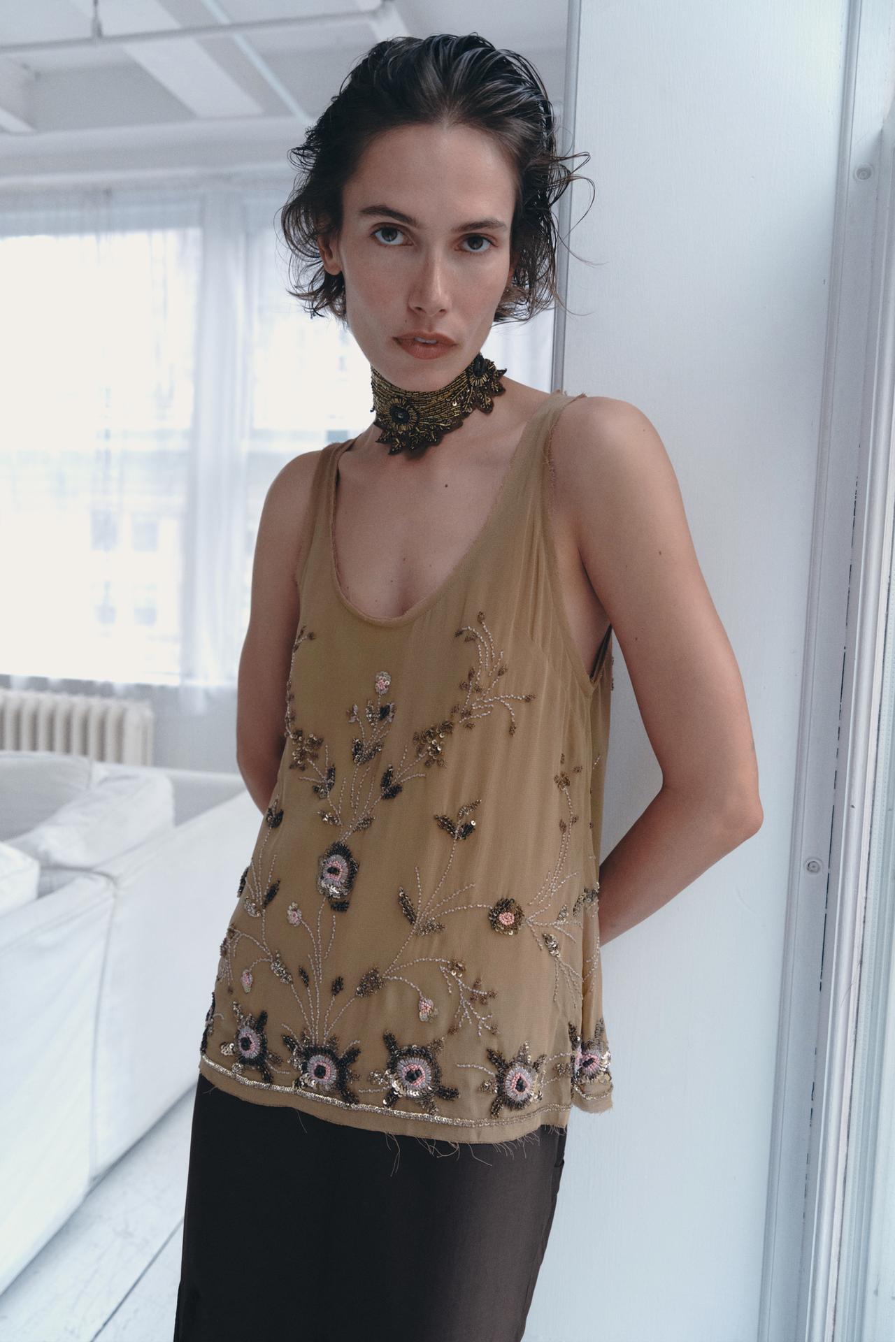 FLORAL EMBROIDERED TOP — Brown / Taupe
