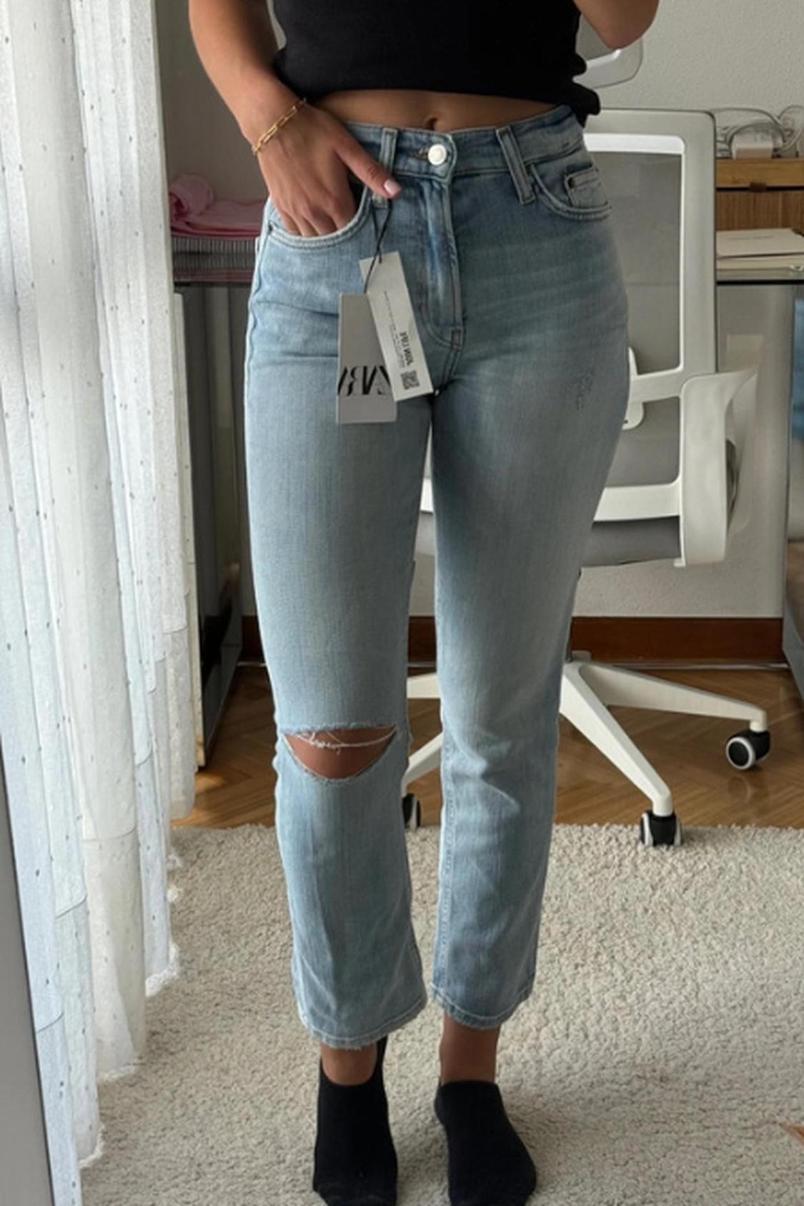 RIPPED MOM JEANS