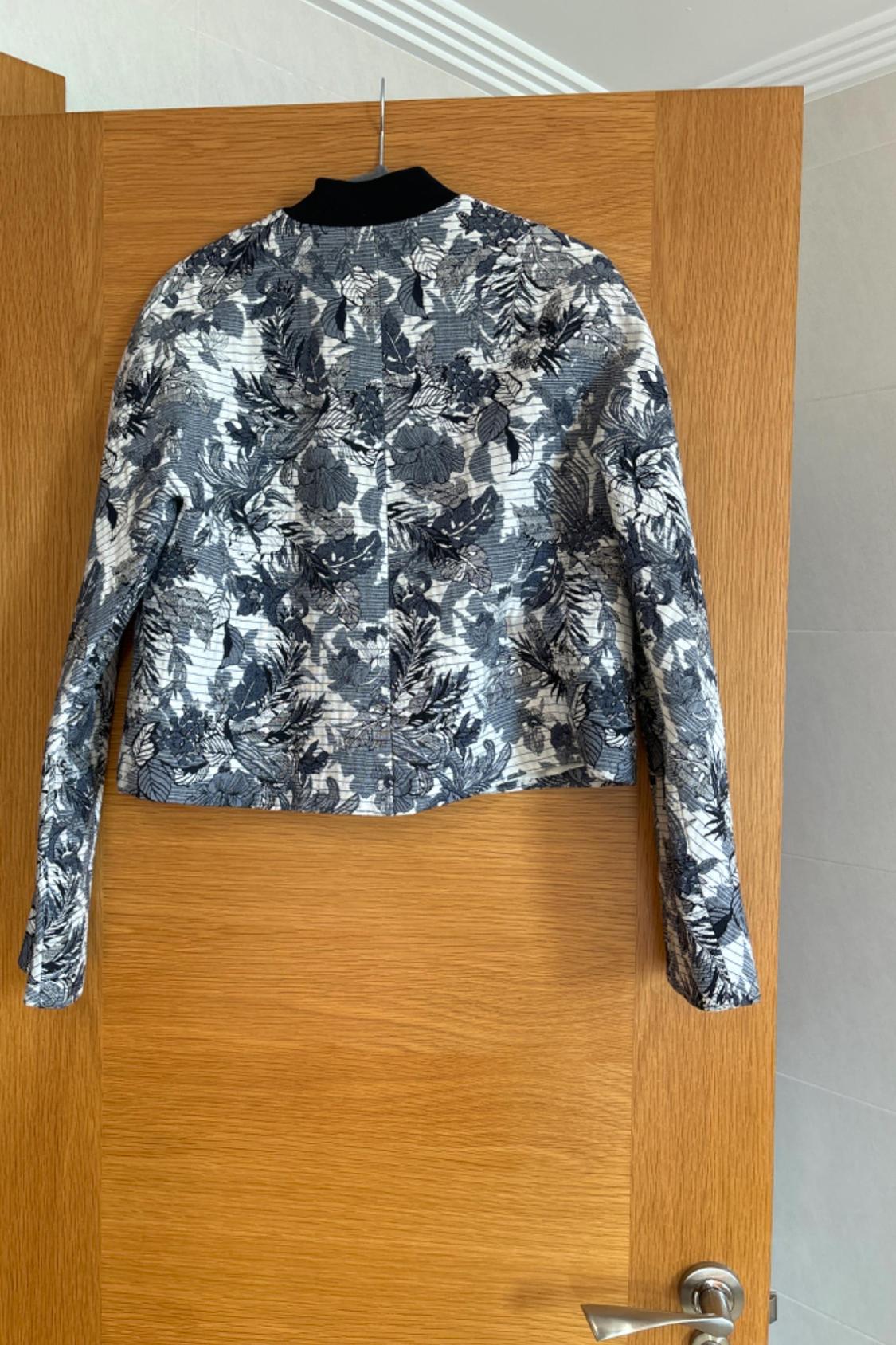 CHAQUETA ESTILO BOMBER AZUL Y BLANCO BORDADA - Image 3