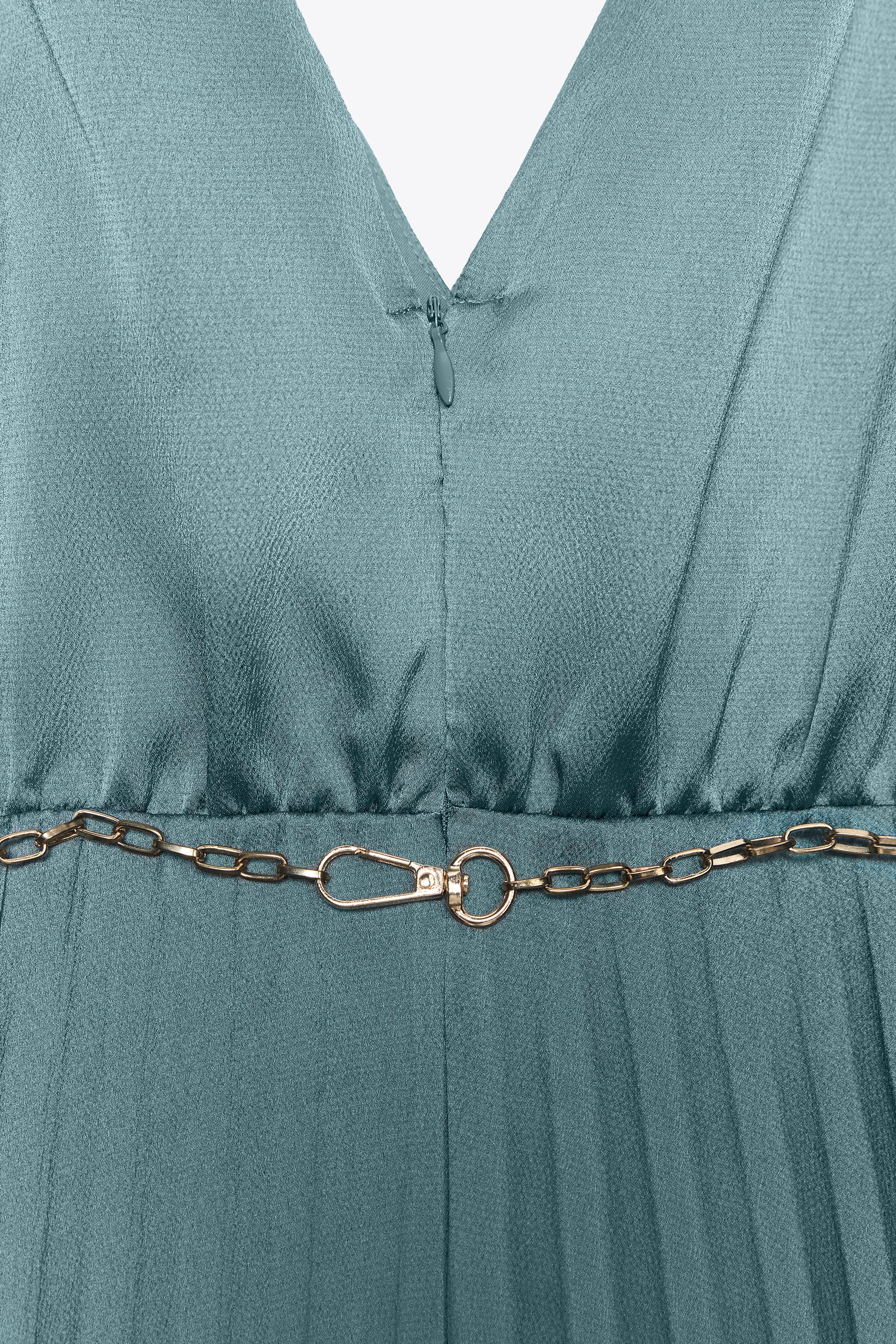 プリーツミディワンピース、ベルト付き - ブルー/スチール