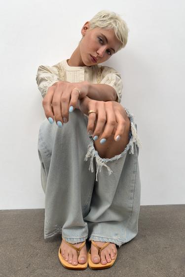 صندل بمظهر مخملي - مغرة by Zara - Image 0