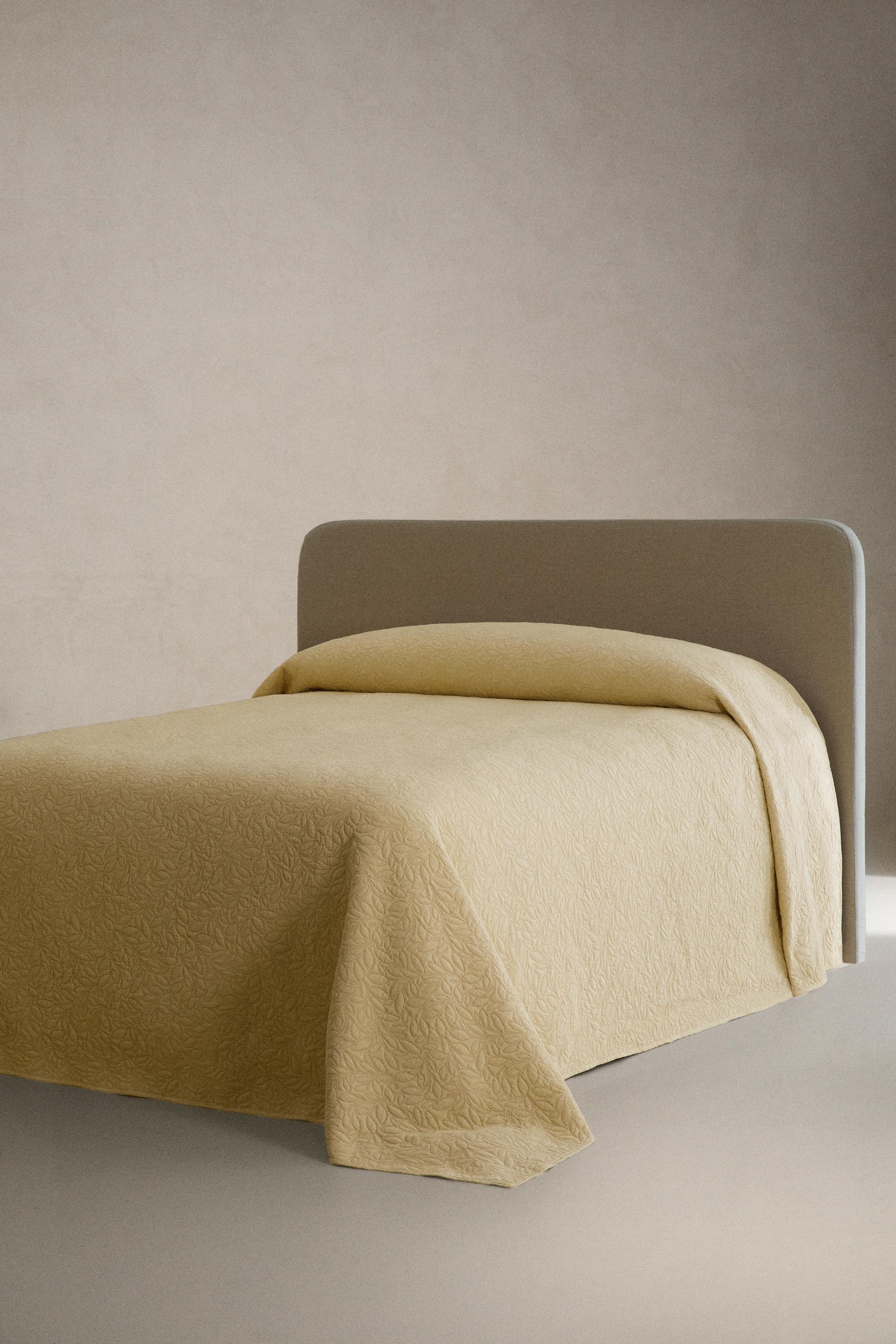 MICROFIBER QUILT WITH A LEAF PRINT