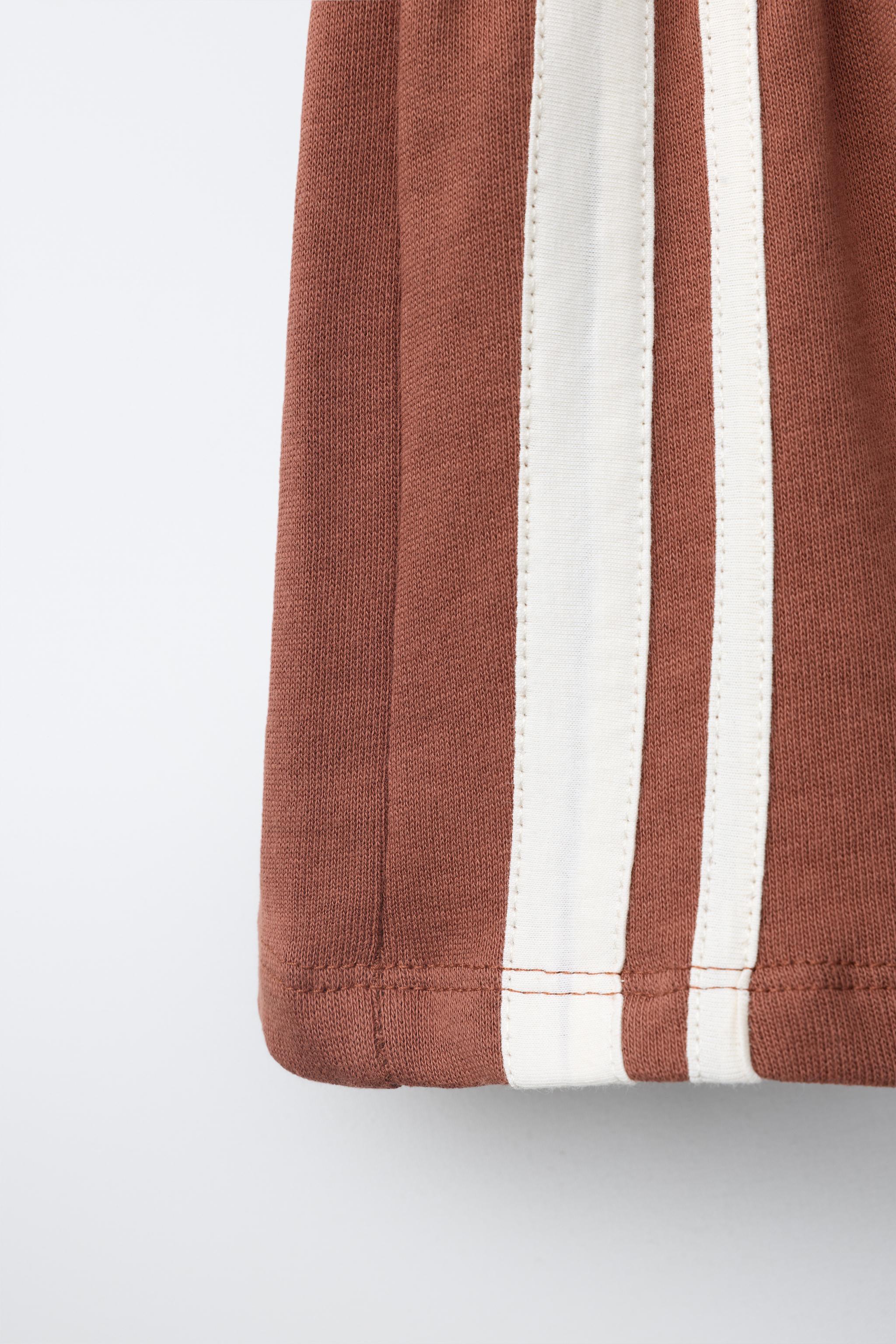 SHORT À BANDES LATÉRALES