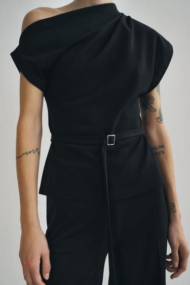 TOP DE DECOTE ASSIMÉTRICO COM CINTO - Preto da Zara