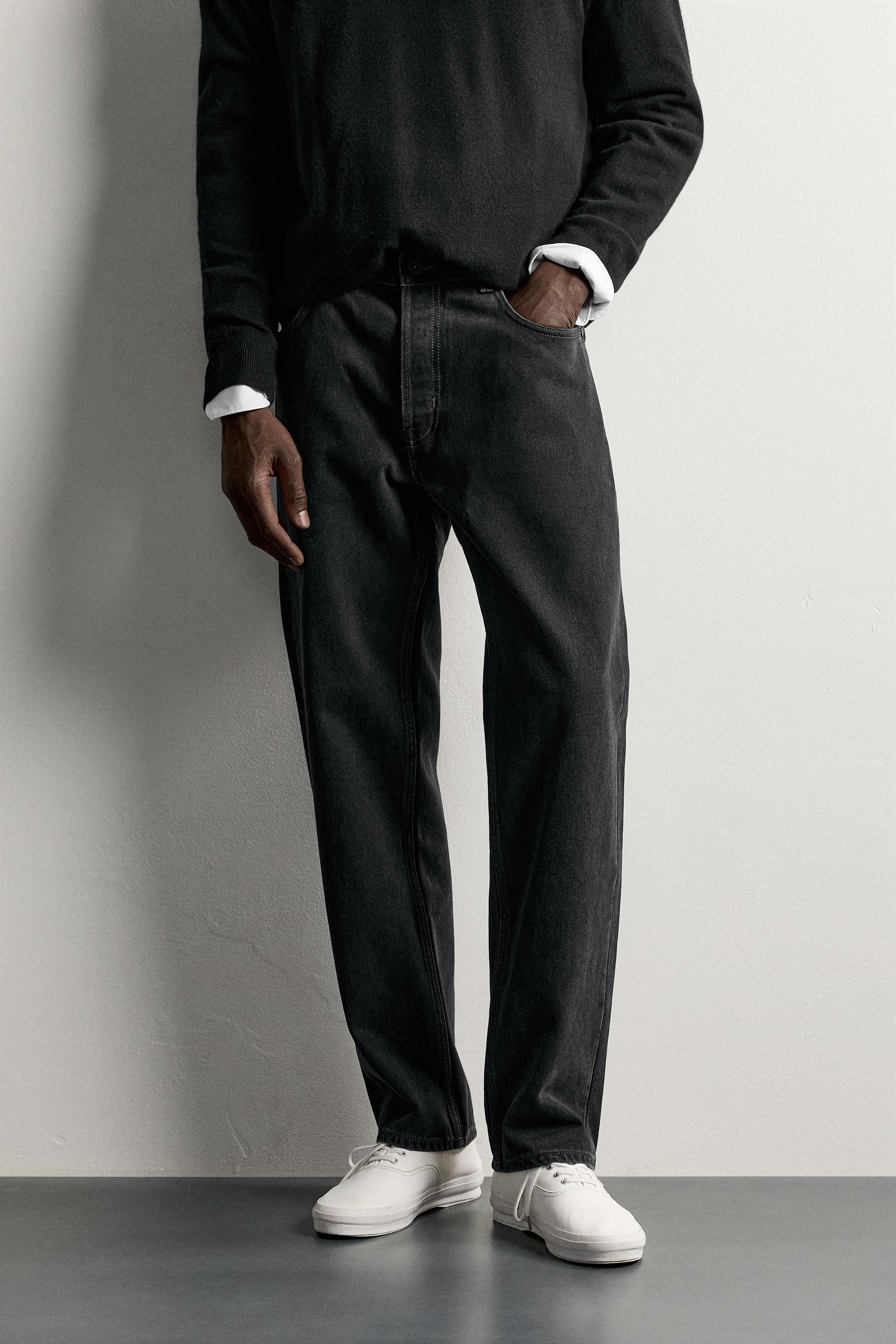LOOSE-FIT JEANS
