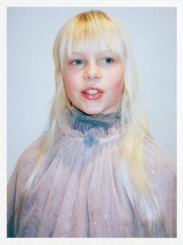 طوق للشعر زي جنية الفراشة - وردي الخاص بـ Zara