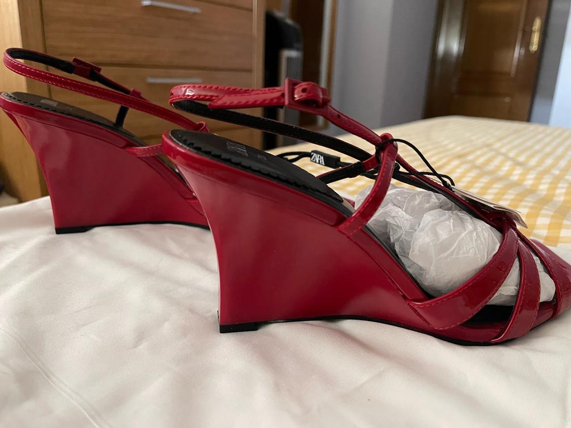 PATENT-FINISH WEDGES WITH STRAPS - Image 3