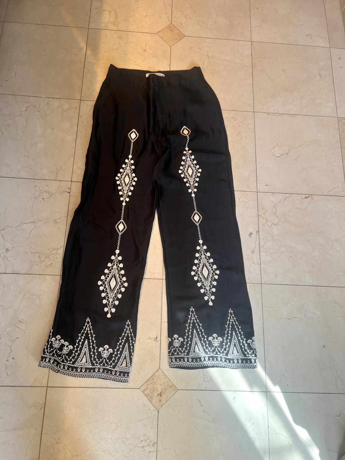 EMBROIDERED FLOWY PANTS
