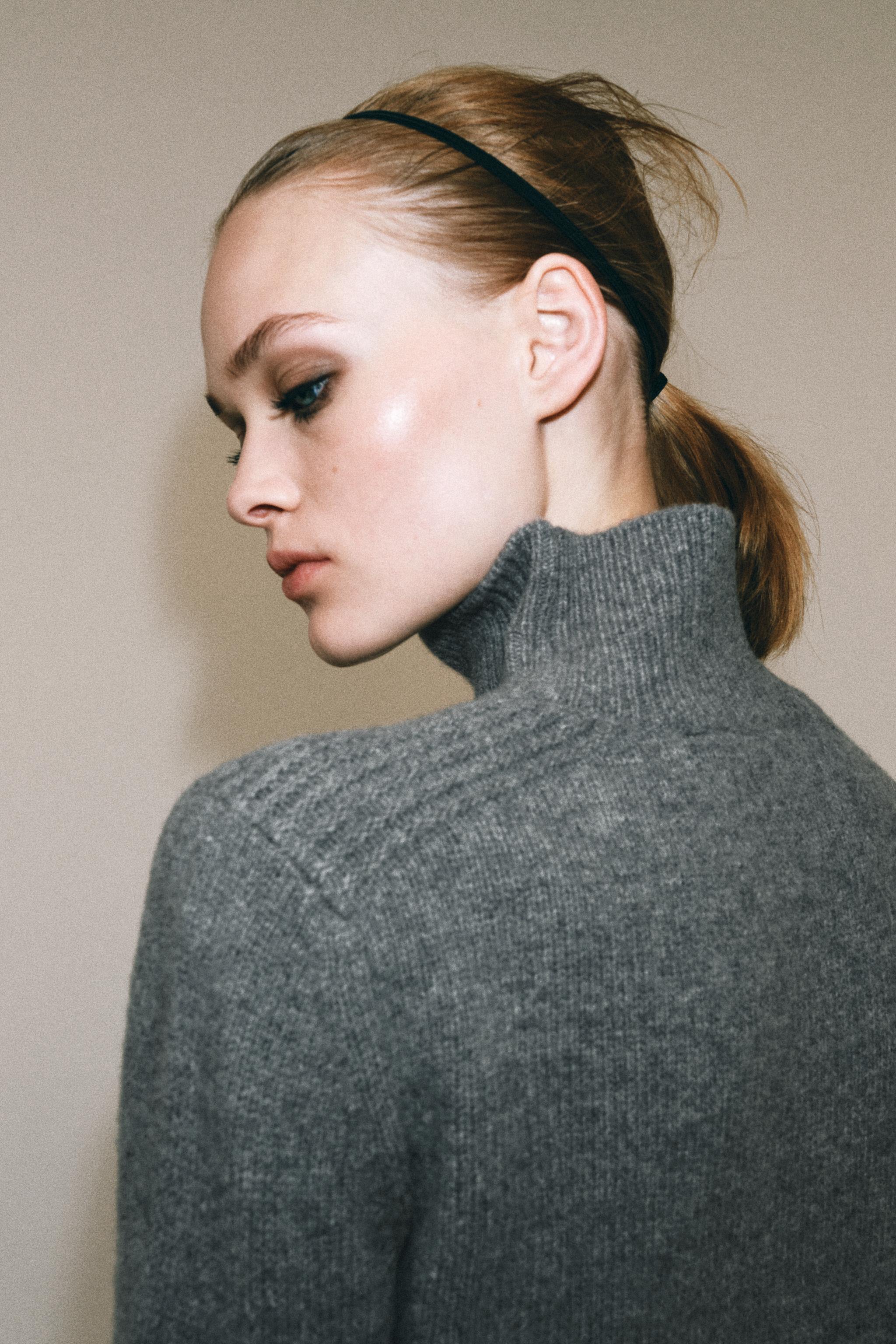 100% WOOL HIGH-NECK SWEATER