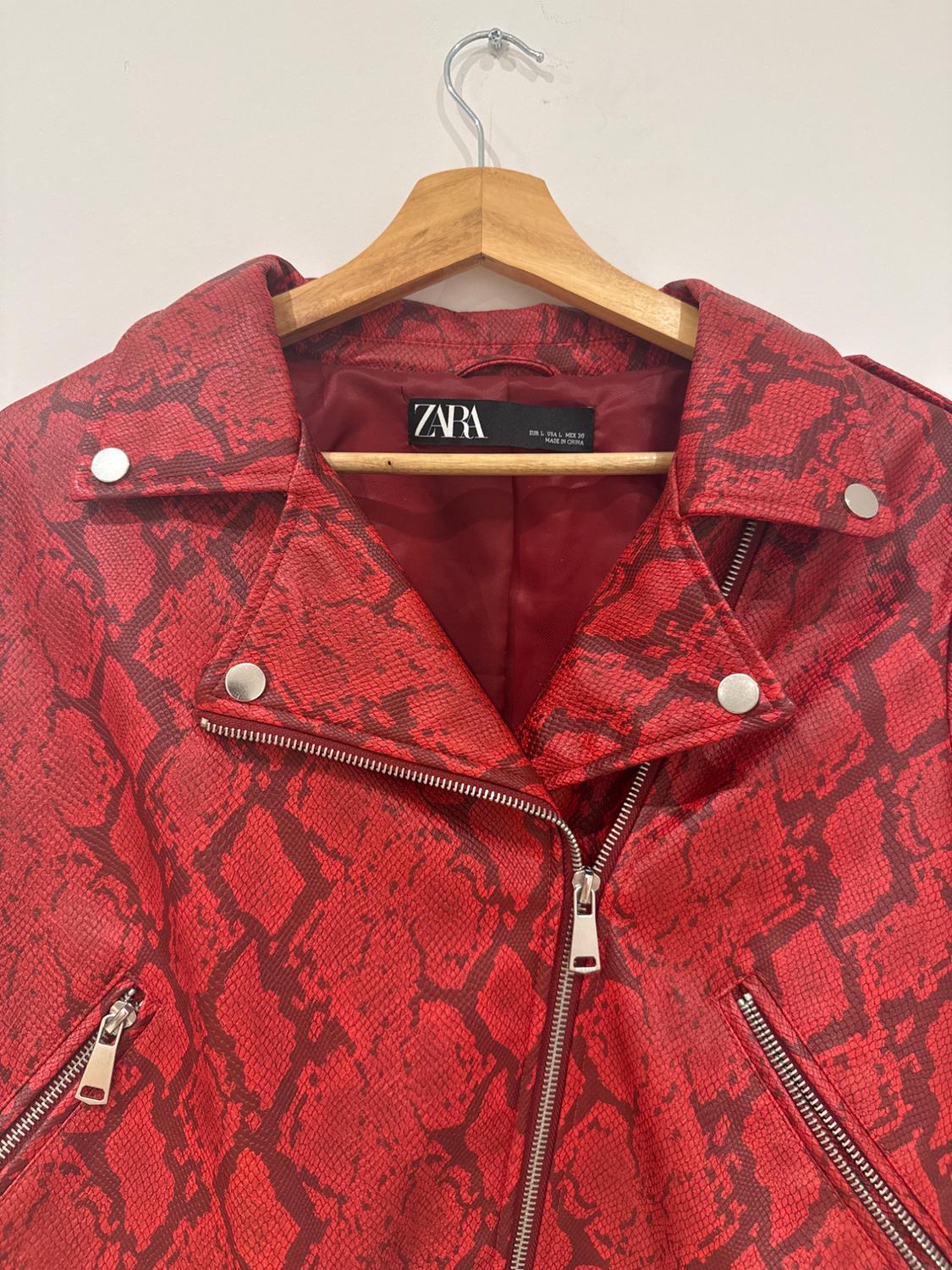 CHAQUETA BIKER ZARA EFECTO SERPIENTE ROJA - Image 2