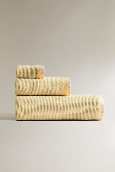 TEXTURED WAFFLE-KNIT BATH TOWEL - Yellow by Zara