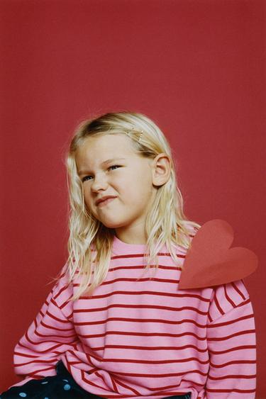 BLUZË HOODIE ME VIJA DHE ZEMRA - Ngjyrë çamçakëzi nga Zara