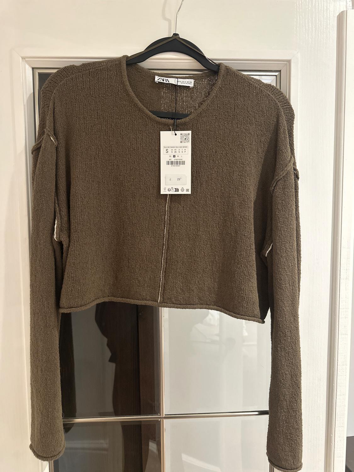 CROPPED KNIT SWEATER WITH CONTRAST TRIMS