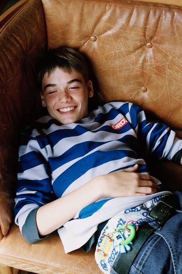 SWEAT RAYURES INSCRIPTION - Bleu de Zara