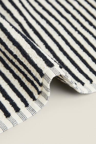 DYED THREAD COTTON BATH TOWEL - Ecru / Black by Zara - Image 3