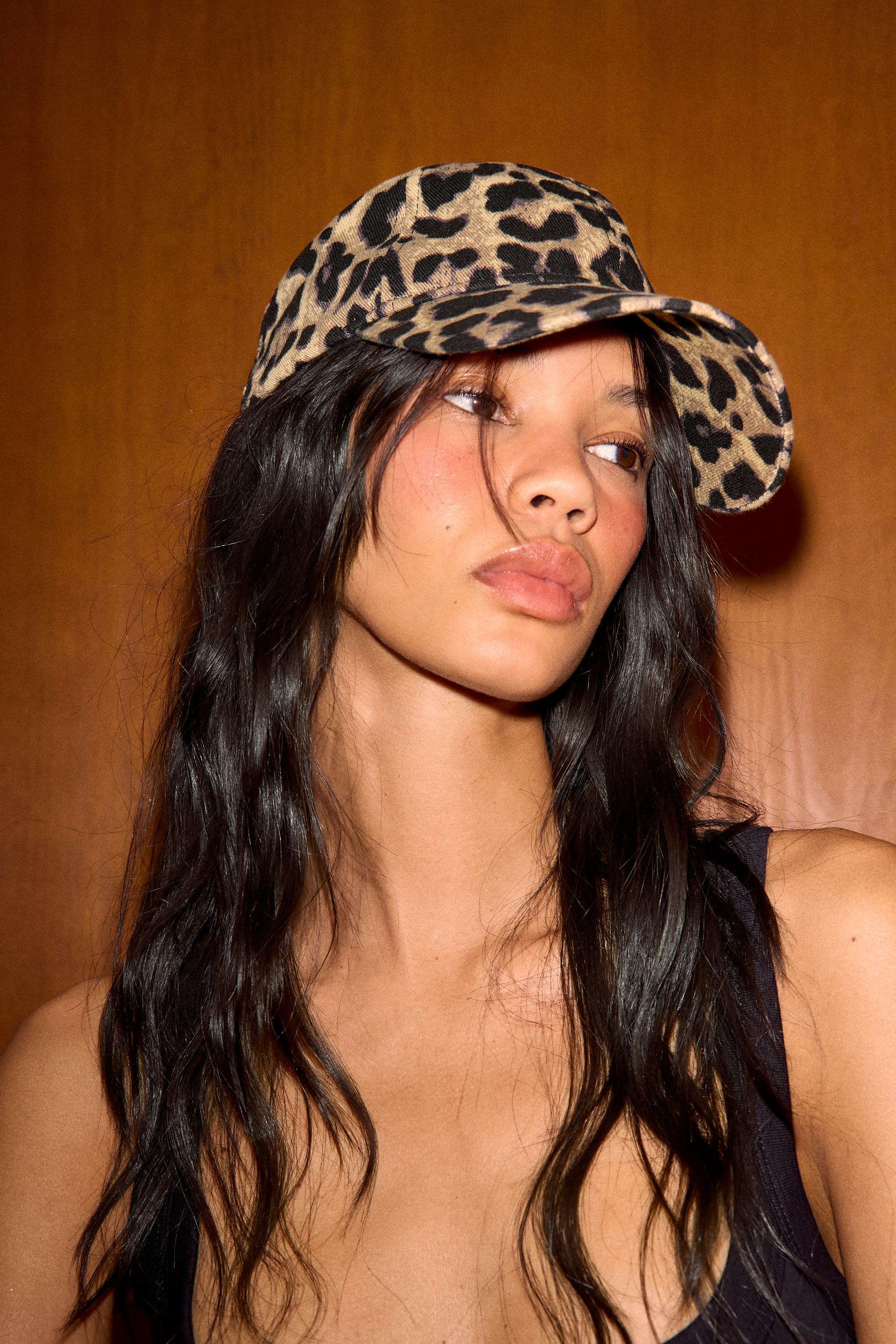 Женские кепки Zara ANIMAL PRINT TWILL