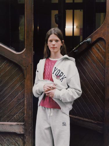 SUDADERA CREMALLERA ESTAMPADO TEXTO - Gris vigoré de Zara