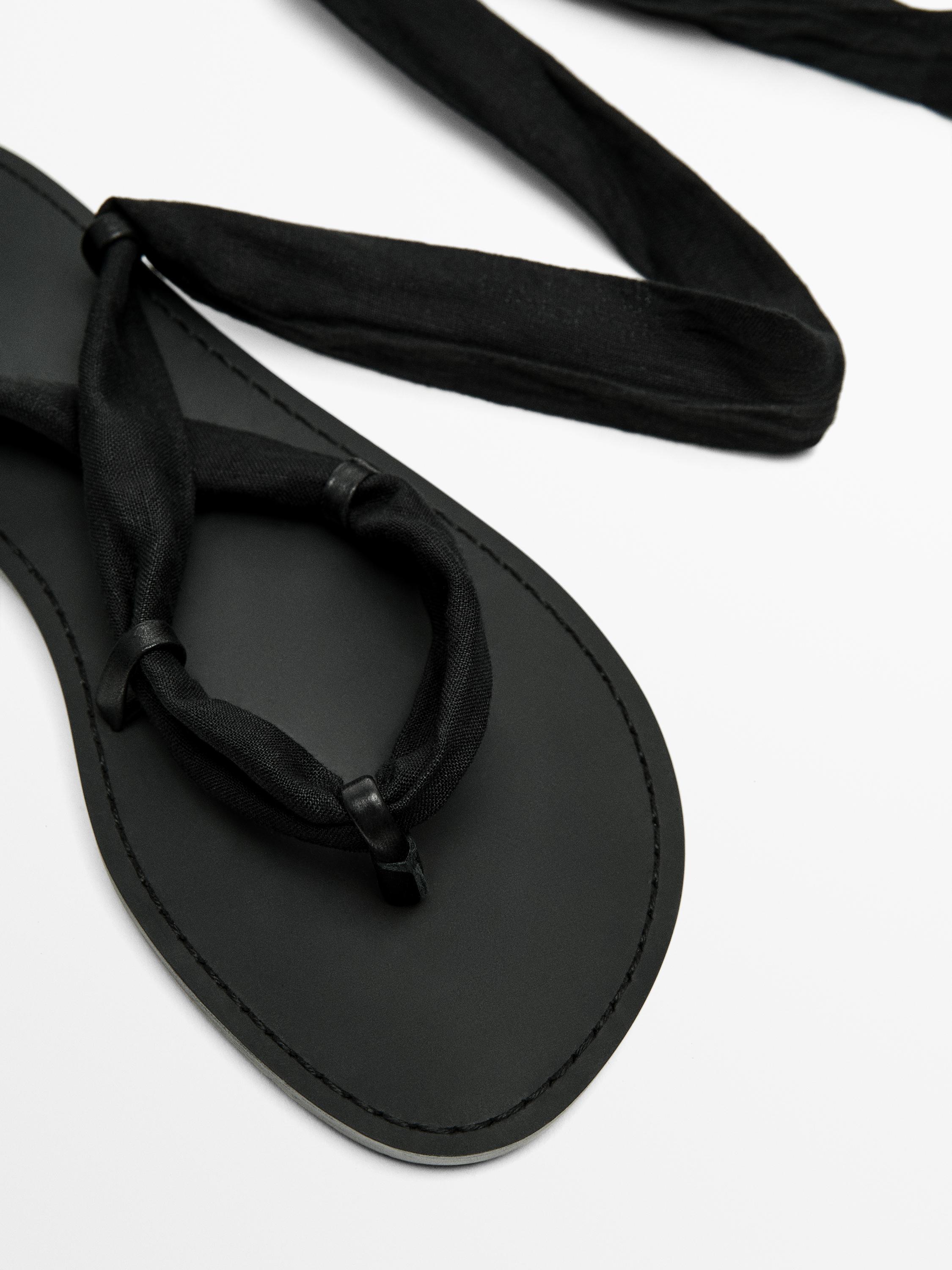 Flat sandals with interchangeable straps